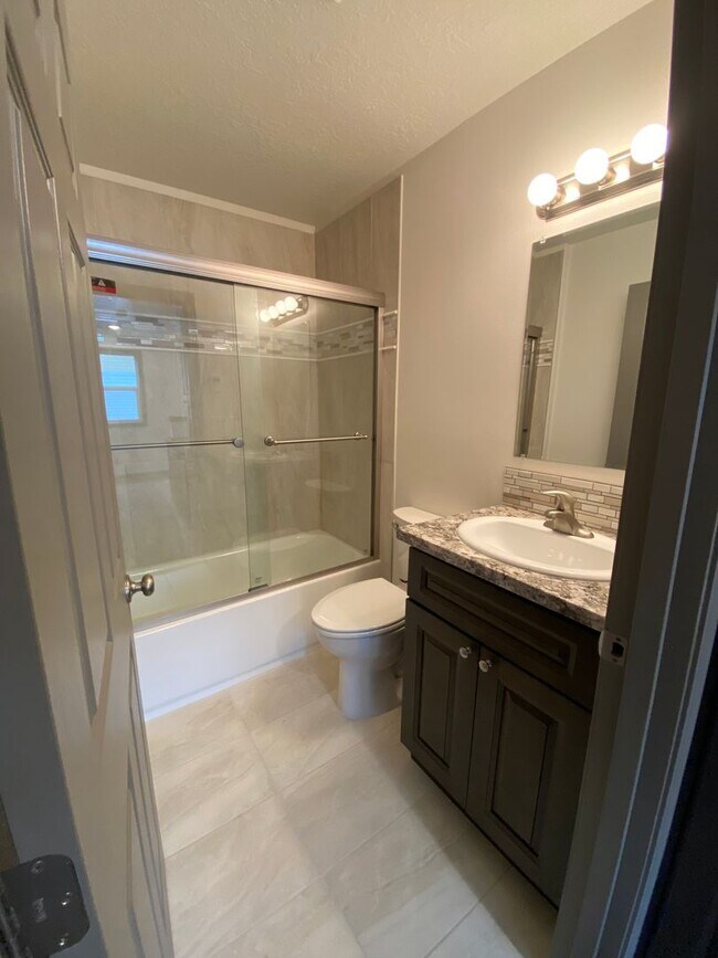 Building Photo - **SPRING SPECIAL- $400 off first months rent**  3 Bedroom Duplex in Veneta