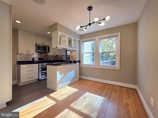 Building Photo - 527 E Nelson Ave