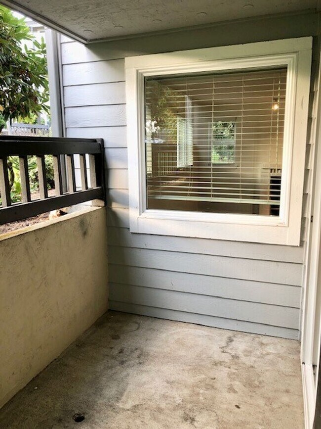 Building Photo - 2Bd/2Ba Kenmore Condo