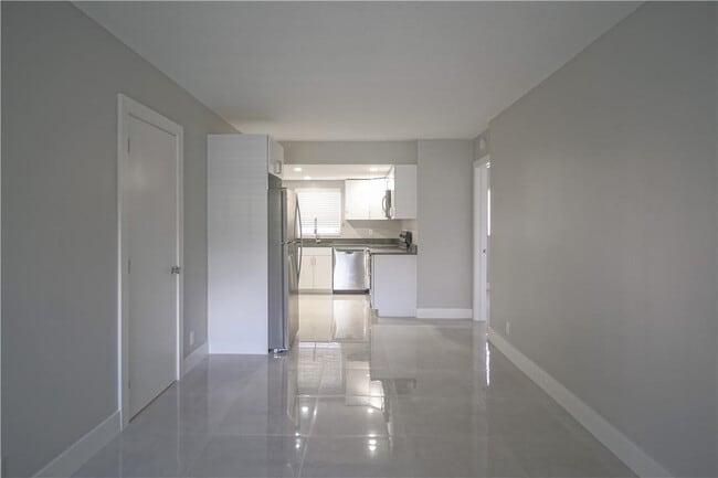 Building Photo - 640 NE 7th Ave