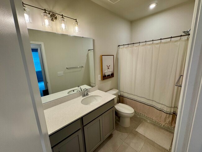 Building Photo - 915 Kinsey Aly