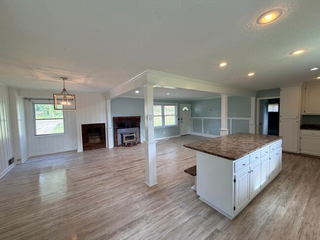 Building Photo - 416 Martha Ln