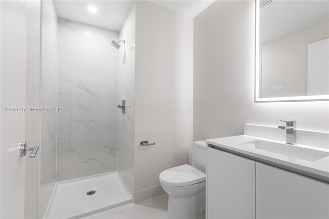 Building Photo - 700 NE 24th St