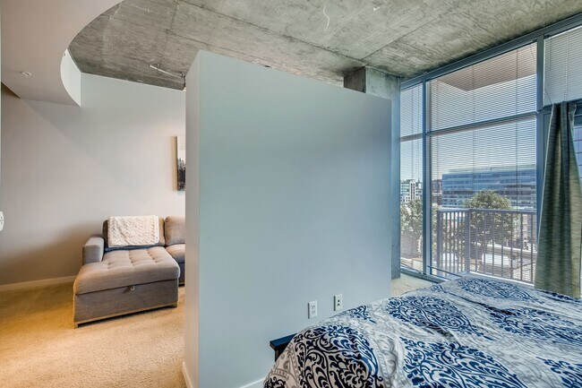 Building Photo - INCREDIBLE Riverfront Park Condo- 1BD/1BA ...