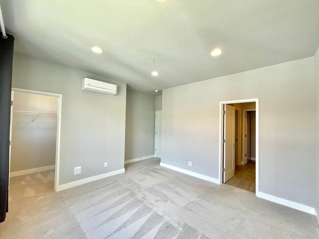 Building Photo - Great Townhome for rent