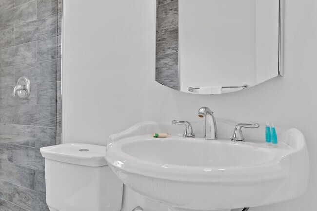 Building Photo - 1712 NE 18th Ave