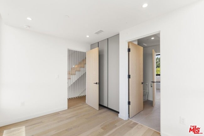 Building Photo - 1413 S Doheny Dr