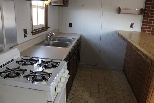 Building Photo - Rear Unit