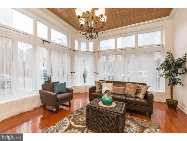 Building Photo - Amazing 3bd/2.5 Fairmount Home