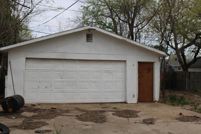 Building Photo - Over sized 2 car garage! 1/2 mile to Tinker