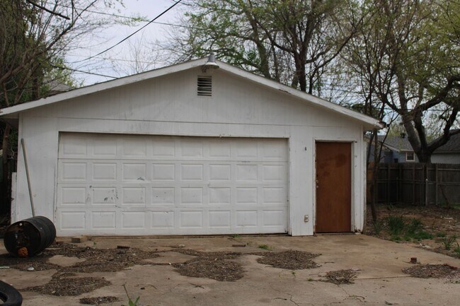 Building Photo - Over sized 2 car garage! ONE MONTH FREE FO...