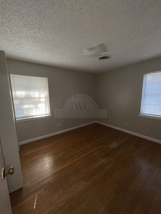 Building Photo - 1100 Pine Dr