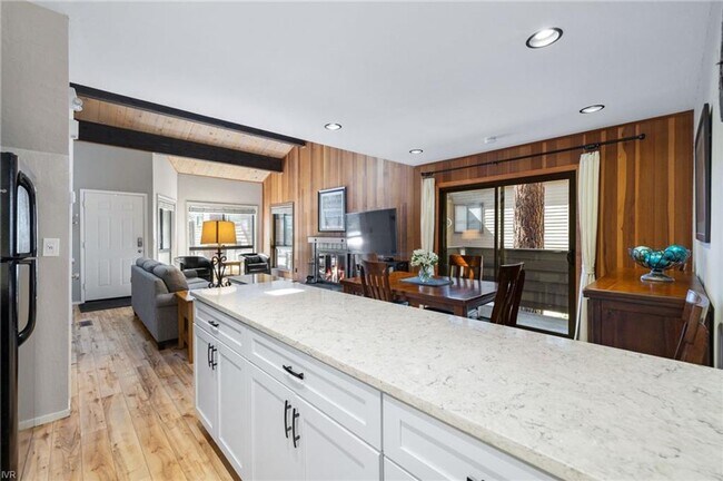 Building Photo - Great location in Incline Village