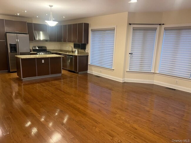 Building Photo - 3-37B Park Cres