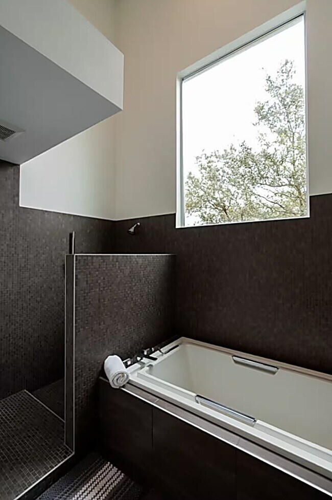Building Photo - 4904 S Shepherd Dr