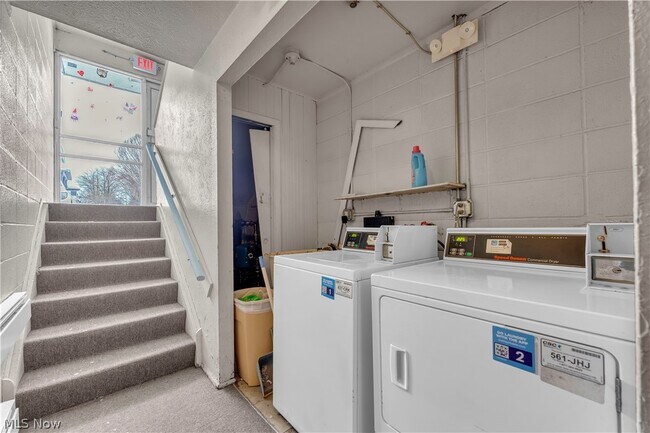 Building Photo - 1415 Wyandotte Ave