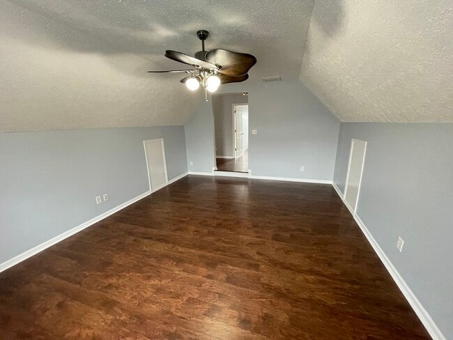 Building Photo - Jordan Ridge Bordeaux area home with bonus...