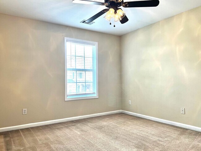 Building Photo - Large 4 Bedroom 2.5 Bath Home