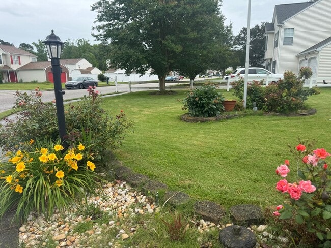 Building Photo - Spacious Three Bedroom Home