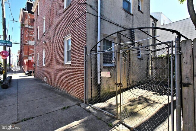Building Photo - 1554 N Lawrence St