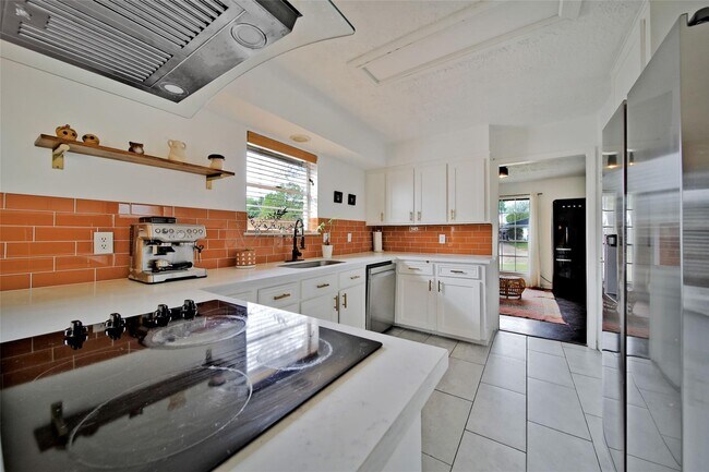 Building Photo - 323 Gentilly Dr