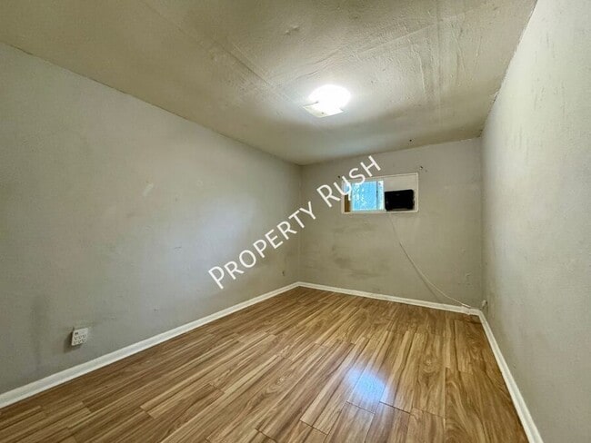Building Photo - 708 W 47th St