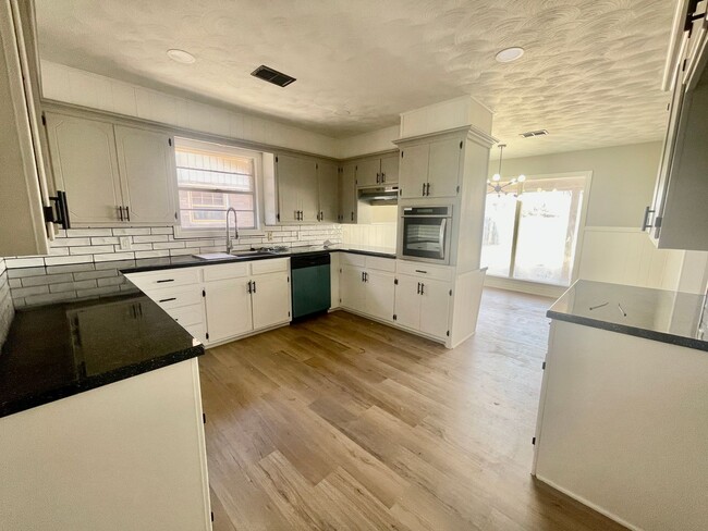 Building Photo - Gorgeous! Completely Remodeled 3/2/2 in Ba...