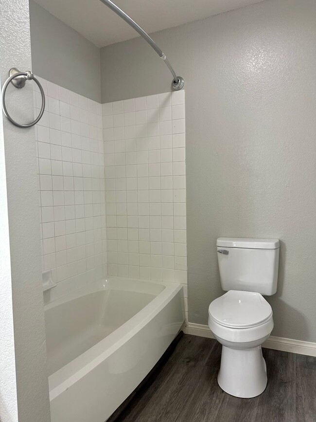 Building Photo - Gorgeous Upstairs 1 Bedroom 1 Bathroom Con...