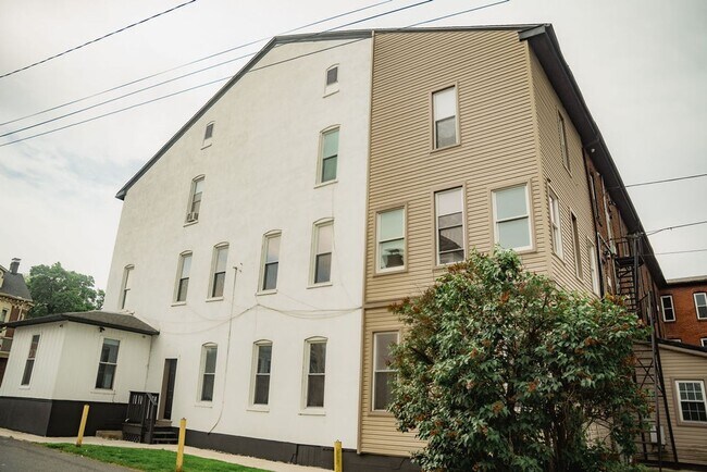 Building Photo - Spacious 4-Bedroom Home Near Kutztown University – Prime Downtown Location