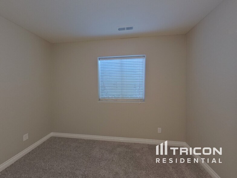 Building Photo - 6697 Cottonwood Tree Dr