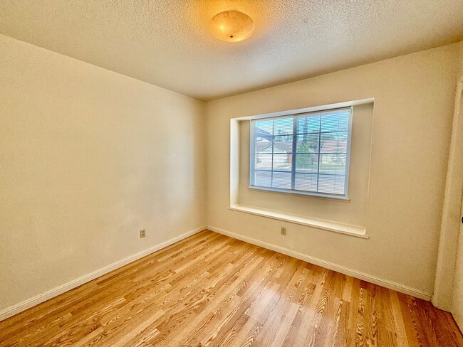 Building Photo - REDUCED!!  Great Location in College Green...