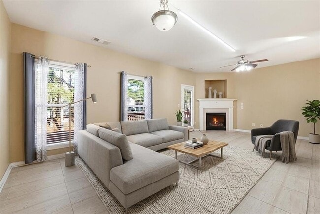 Building Photo - 6199 Thorncrest Dr