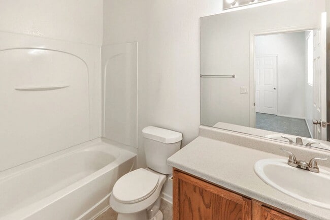 Building Photo - 4 Bed and 4 Bath Townhome In Gated North Las Vegas Community