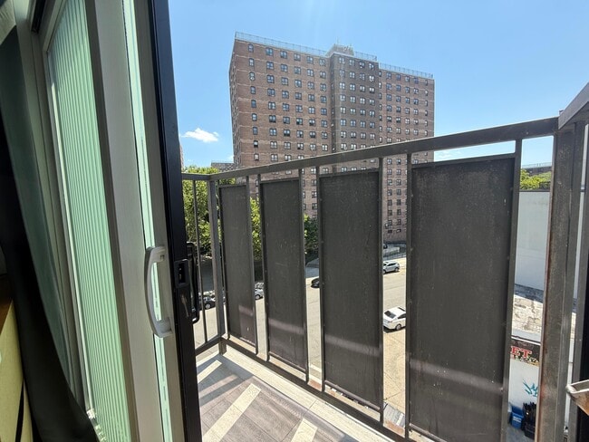 Building Photo - 763 Park Ave