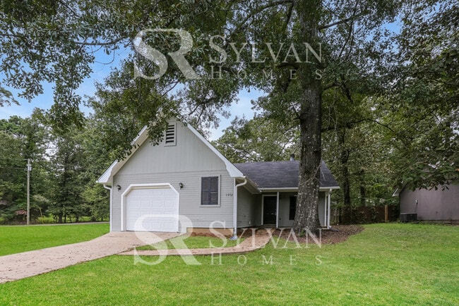 Building Photo - Remarkable Value. Unbeatable Location!
