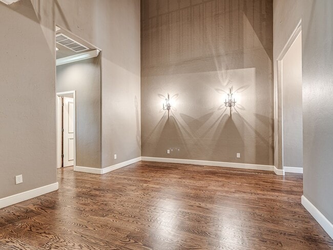 Building Photo - Luxury Edmond Townhome Overlooking Waterfa...