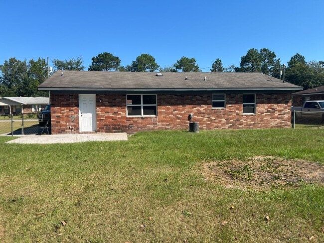 Building Photo - 3 bedrooms - 2 bath Home