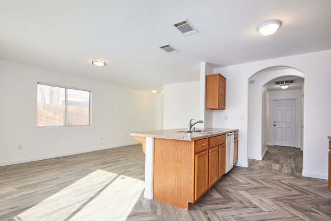 Building Photo - 3 BEDROOM BARSTOW HOME