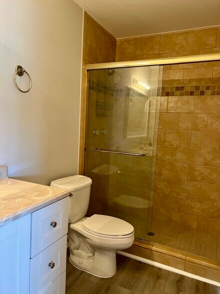 Walk in shower. - 7006 Midnight Pass Rd