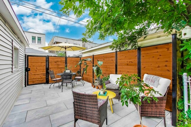 Building Photo - 2238 W Argyle St