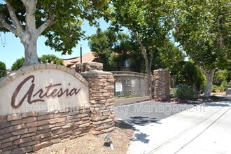 Building Photo - 200 Chambers St