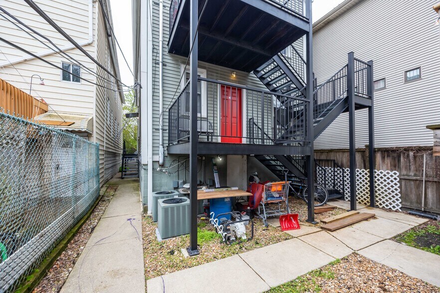 Building Photo - 1736 W Altgeld St