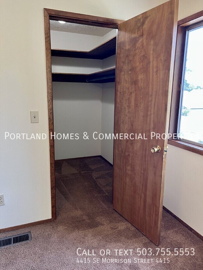 Building Photo - 2 bedroom townhome, close to transportation