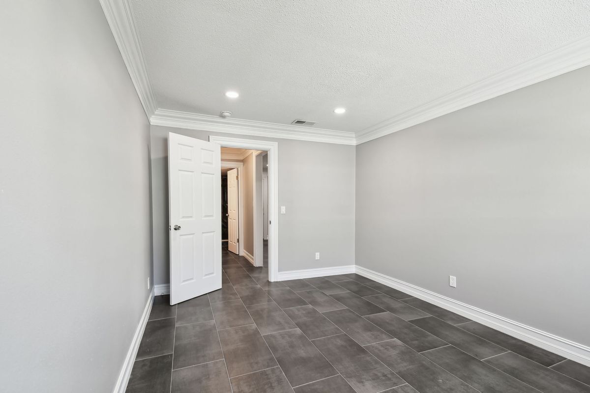 Building Photo - 2942 W Bay Dr