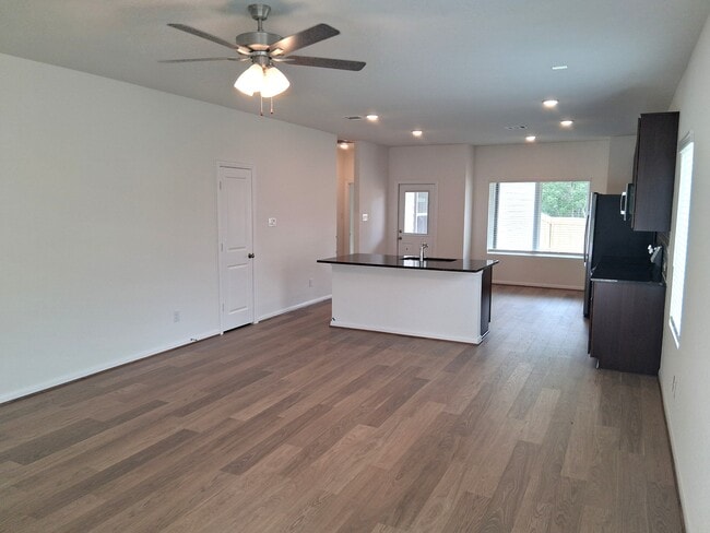 Building Photo - 253 Villars Dr