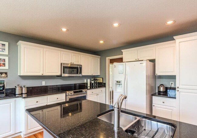 Building Photo - Beautiful Spacious Home!