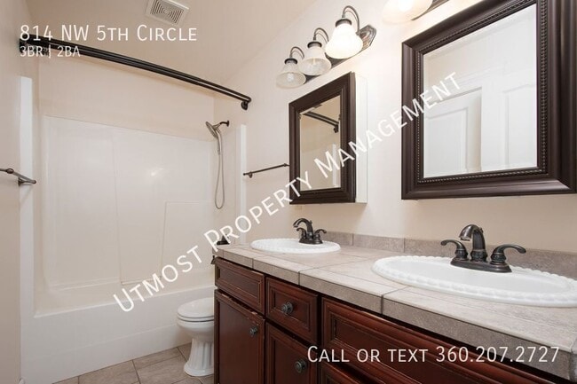 Building Photo - 814 NW 5th Cir