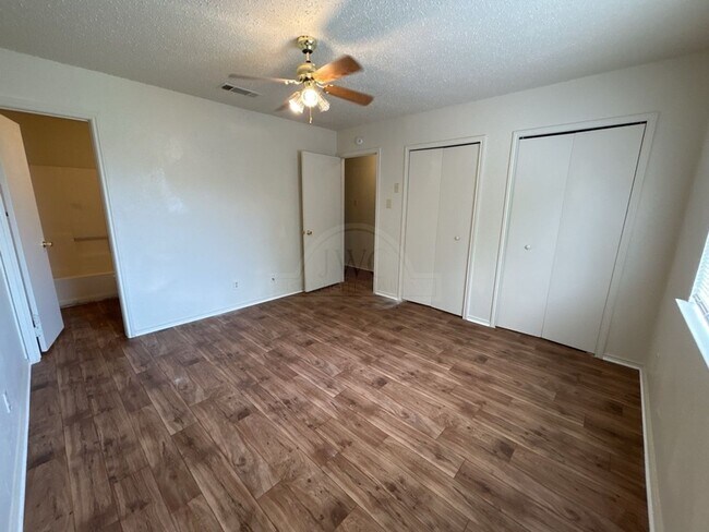 Building Photo - 2108 Carousel Dr