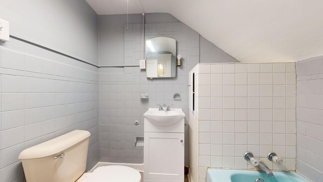 Building Photo - 252 Elmwood Dr