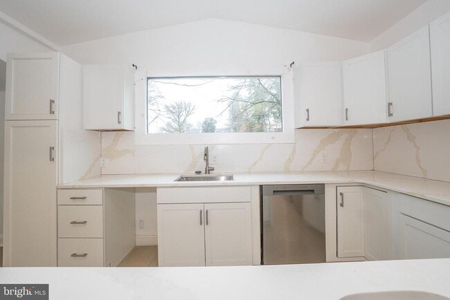 Building Photo - 622 Spring Ave